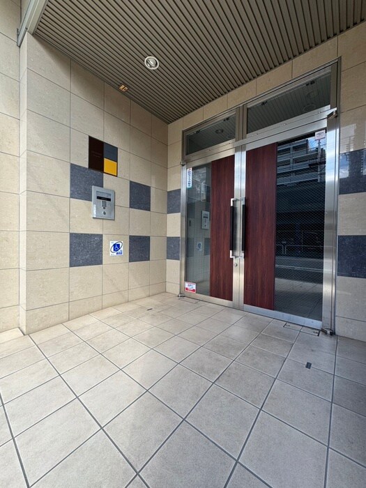 物件外観写真2　(エントランス部分)