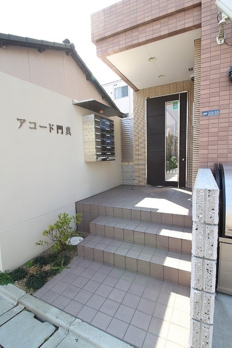 物件外観写真4　(エントランス部分)
