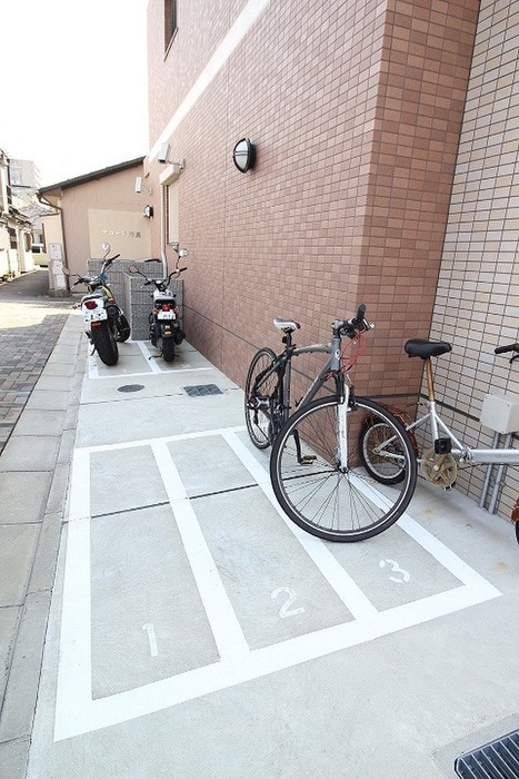 物件外観写真5　(バイク置き場)