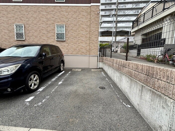 物件外観写真6　(駐車場)