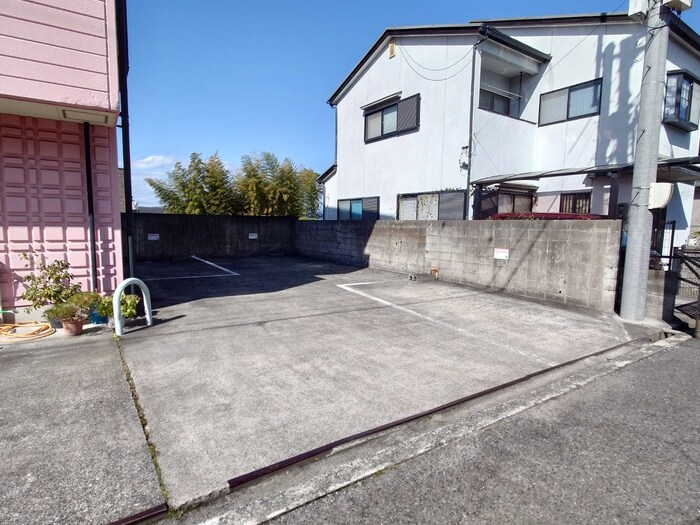 物件外観写真4　(駐車場)
