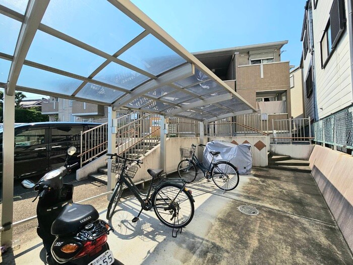 物件外観写真4　(駐輪場)