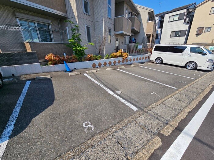 物件外観写真5　(駐車場)