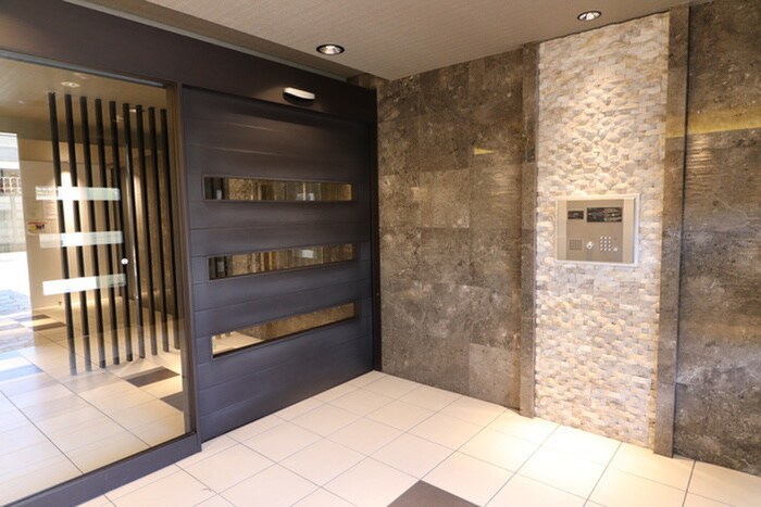 物件外観写真2　(エントランス部分)