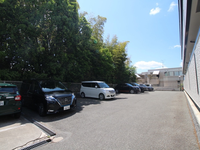 物件外観写真3　(駐車場)