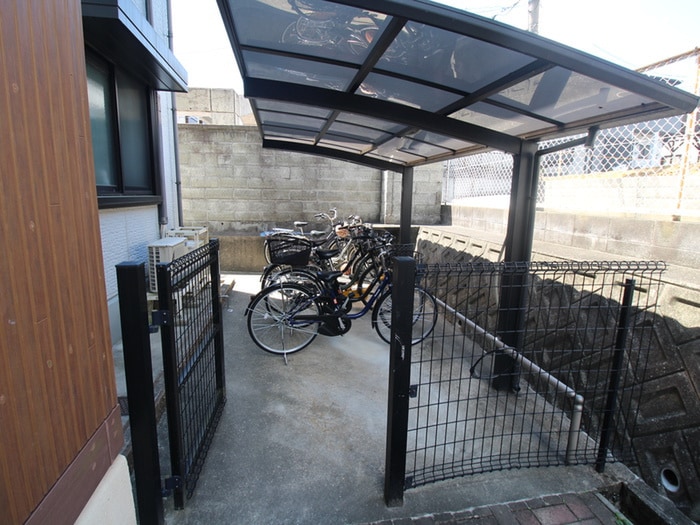 物件外観写真4　(駐輪場)