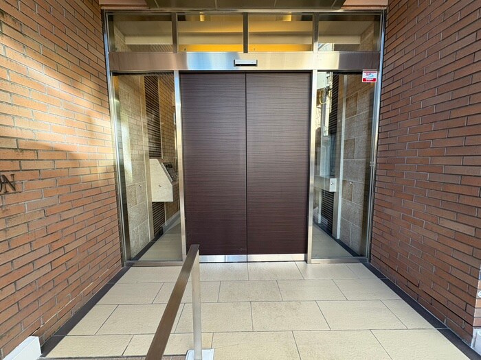 物件外観写真3　(エントランス部分)