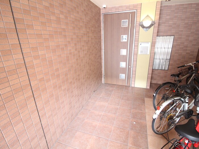 物件外観写真2　(エントランス部分)