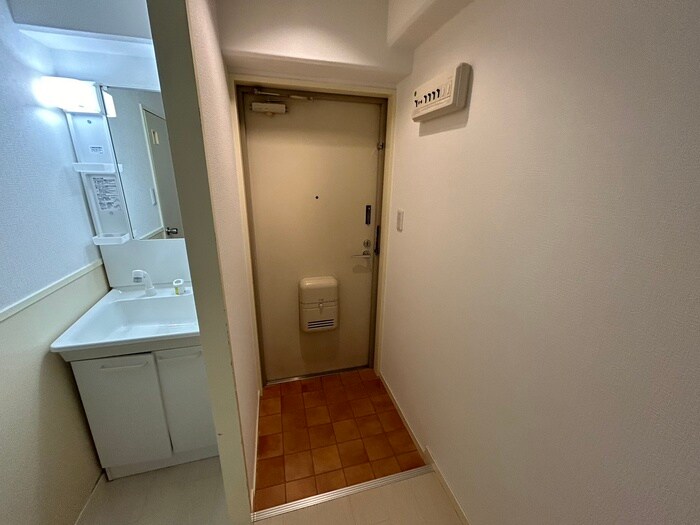 物件内観写真4　(玄関)