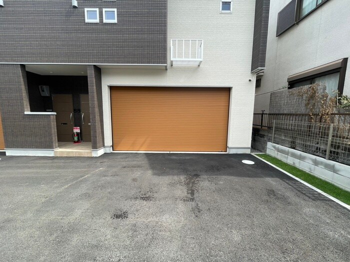 物件外観写真3　(駐車場)