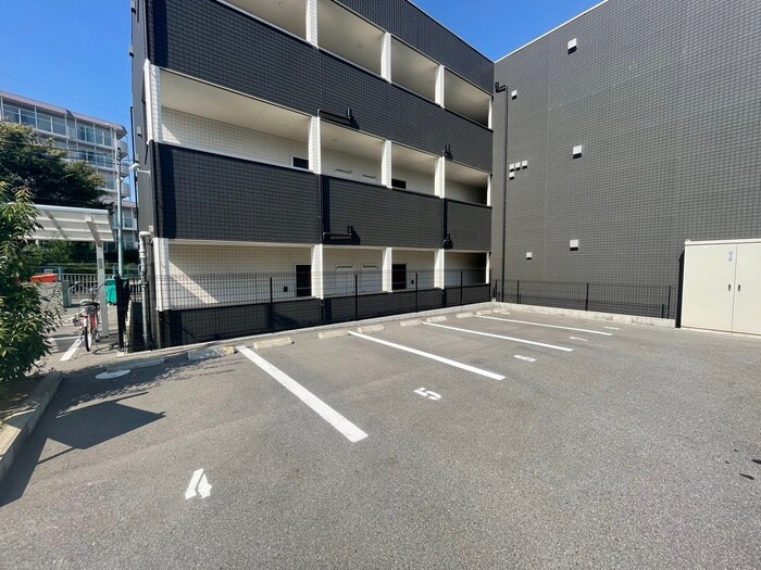 物件外観写真3　(駐車場)
