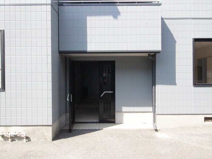 物件外観写真5　(エントランス部分)