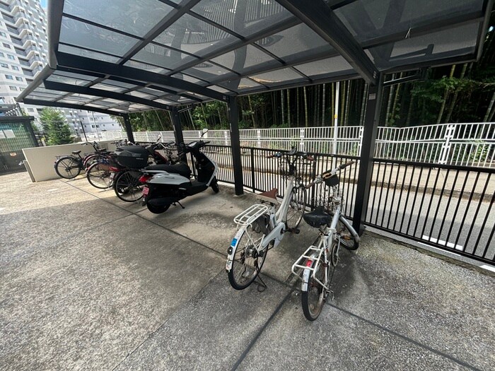 物件外観写真2　(駐輪場)