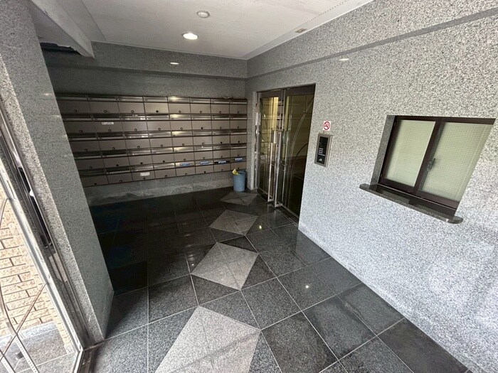 物件外観写真3　(エントランス部分)