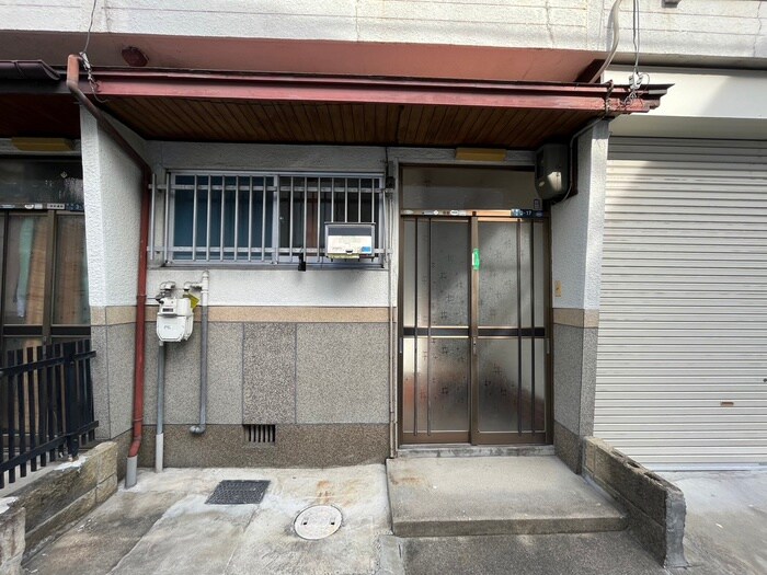 物件外観写真3　(エントランス部分)