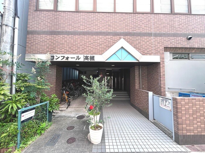 物件外観写真4　(エントランス部分)