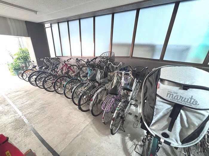 物件外観写真5　(駐輪場)