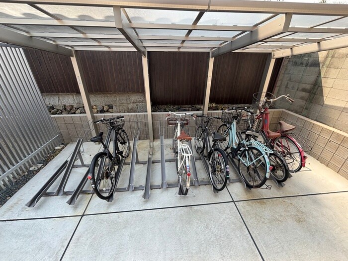 物件外観写真4　(駐輪場)