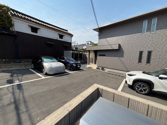 物件外観写真5　(駐車場)