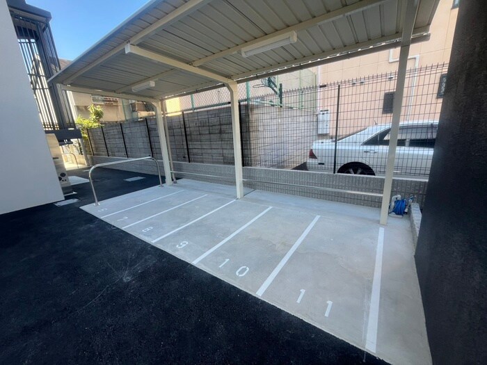 物件外観写真6　(バイク置き場)