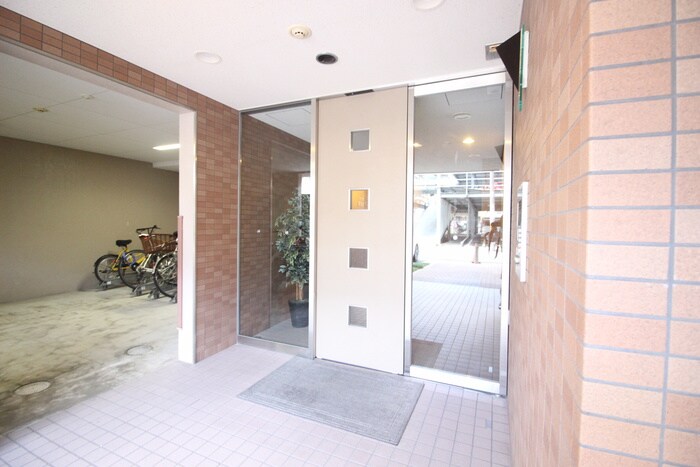 物件外観写真3　(エントランス部分)