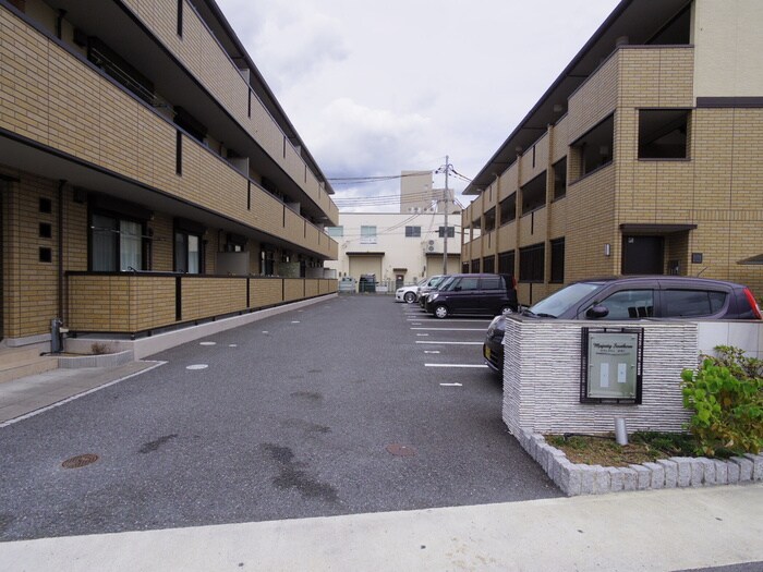 物件外観写真6　(駐車場)