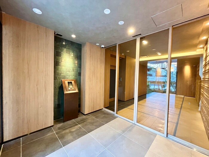 物件外観写真2　(エントランス部分)