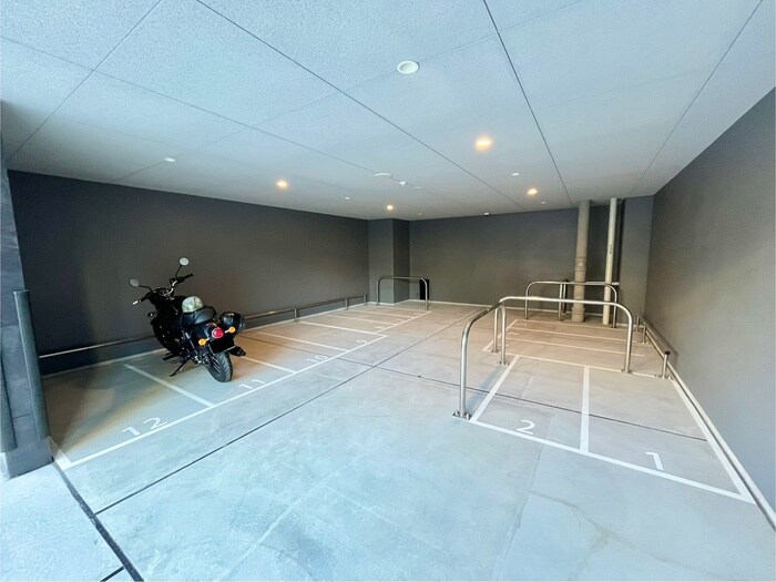 物件外観写真5　(バイク置き場)