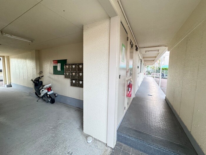 物件外観写真4　(エントランス部分)