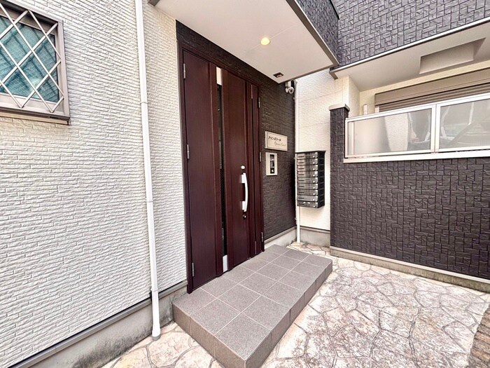 物件外観写真2　(エントランス部分)