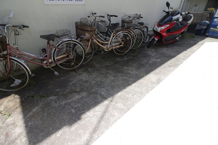 物件外観写真4　(駐輪場)
