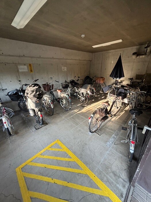 物件外観写真4　(駐輪場)