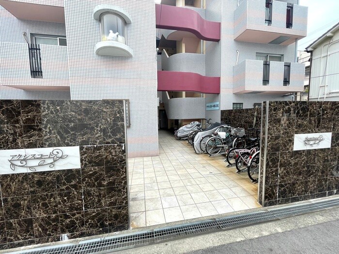 物件外観写真3　(エントランス部分)