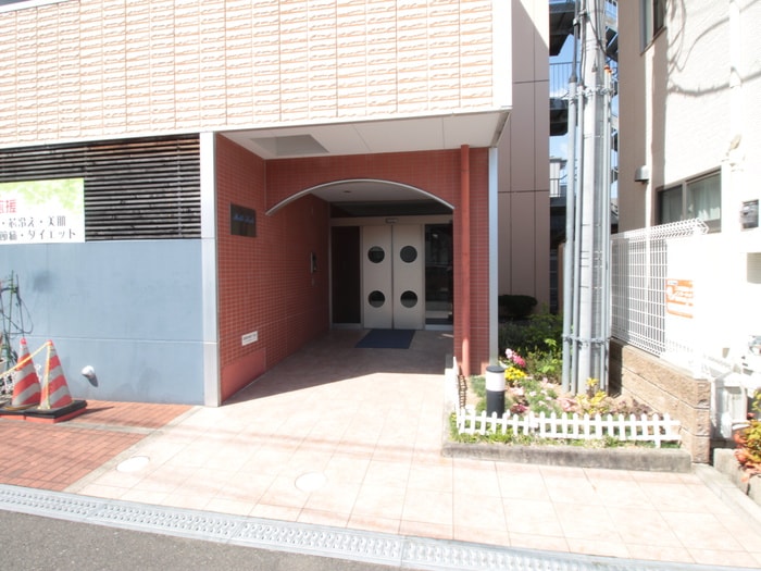 物件外観写真5　(エントランス部分)