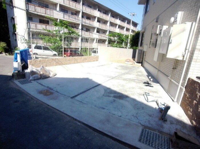 物件外観写真3　(駐車場)