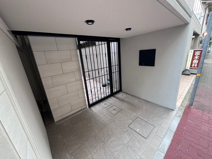 物件外観写真2　(エントランス部分)