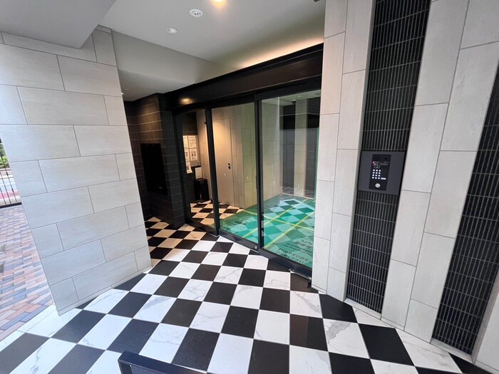 物件外観写真3　(エントランス部分)