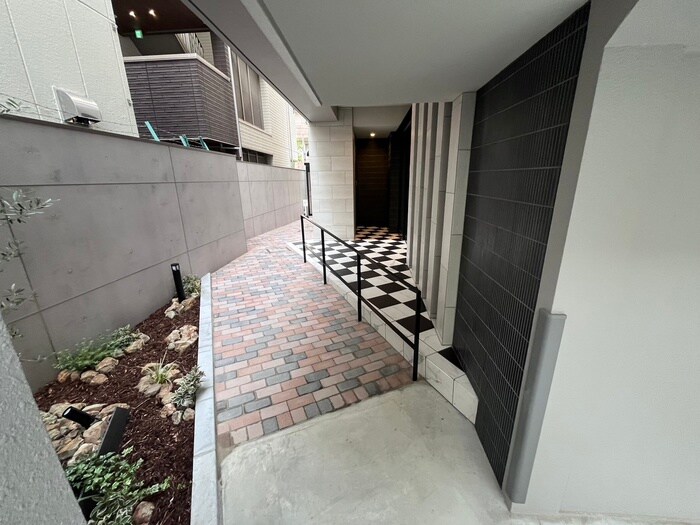 物件外観写真5　(エントランス部分)