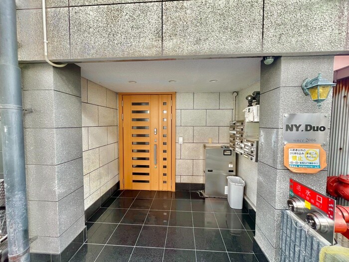 物件外観写真2　(エントランス部分)