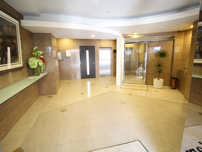 物件外観写真3　(エントランス部分)