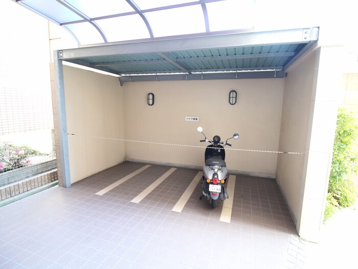 物件外観写真4　(バイク置き場)