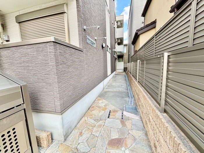 物件外観写真2　(エントランス部分)