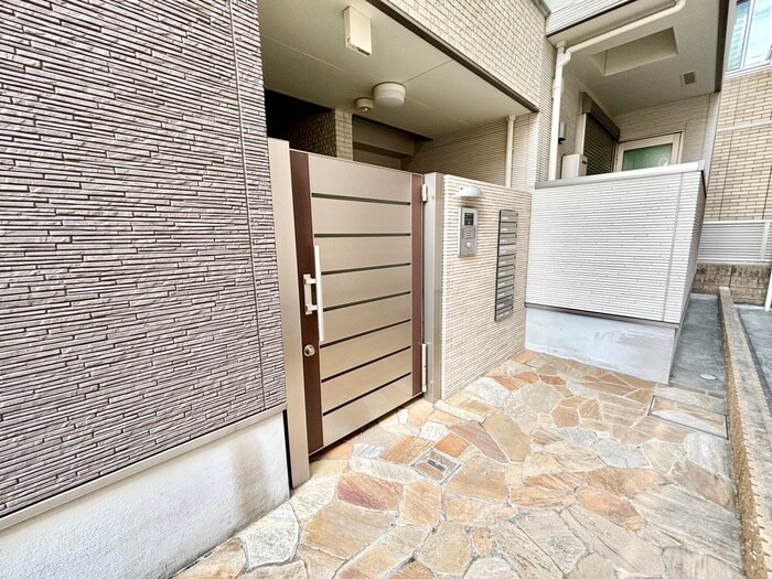 物件外観写真4　(エントランス部分)