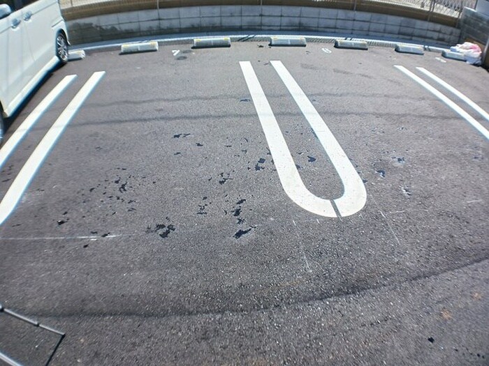 物件外観写真6　(駐車場)