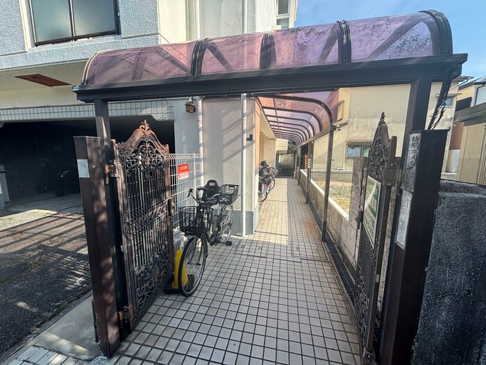 物件外観写真4　(エントランス部分)