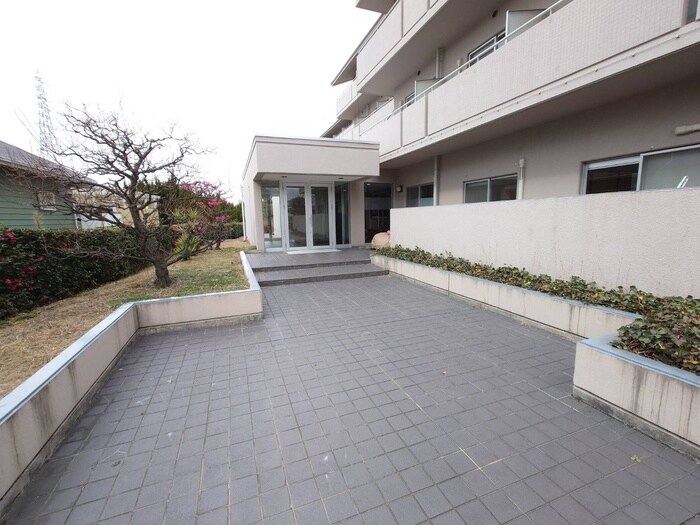 物件外観写真4　(エントランス部分)