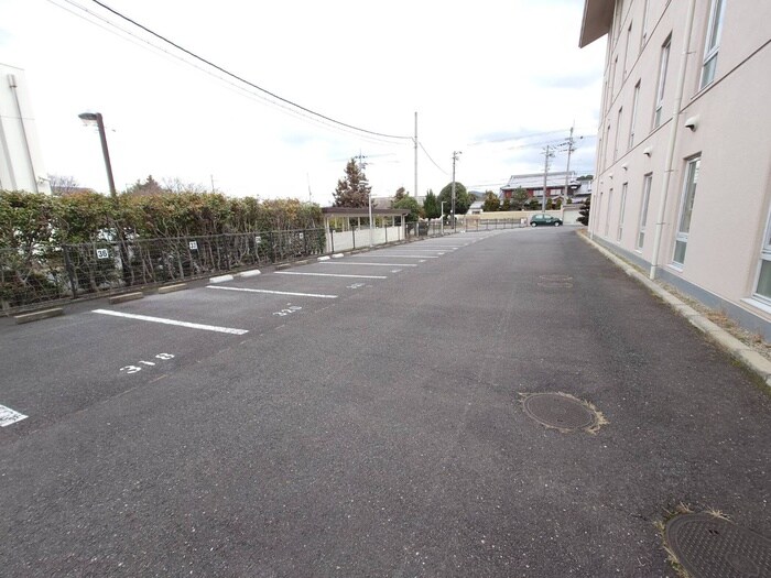 物件外観写真5　(駐車場)