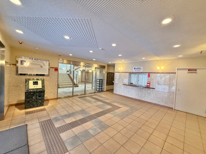 物件外観写真3　(エントランス部分)