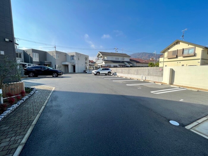 物件外観写真3　(駐車場)