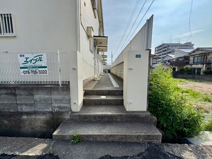 物件外観写真4　(エントランス部分)
